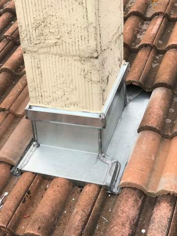 Réalisation de zinguerie : retour de cheminée près de Colomiers  Réalisation de zinguerie : retour de cheminée près de Colomiers