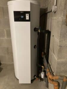 Ballon d'eau chaude thermodynamique Viessmann avec affichage digital 59°C dans un sous-sol.